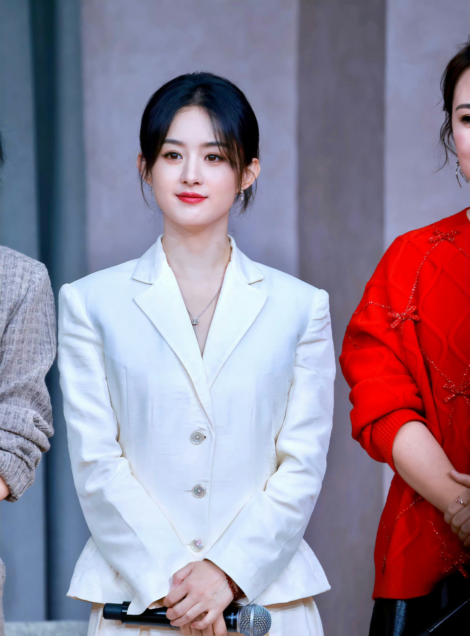 赵丽颖身穿白色西装出席见面会 今日赵丽颖参加《第二十条》发布会,一