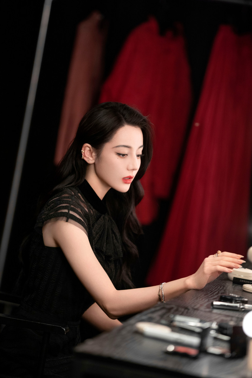 迪丽热巴工作室发布片场花絮,照片中,迪丽热巴黑色披肩长发,精致的