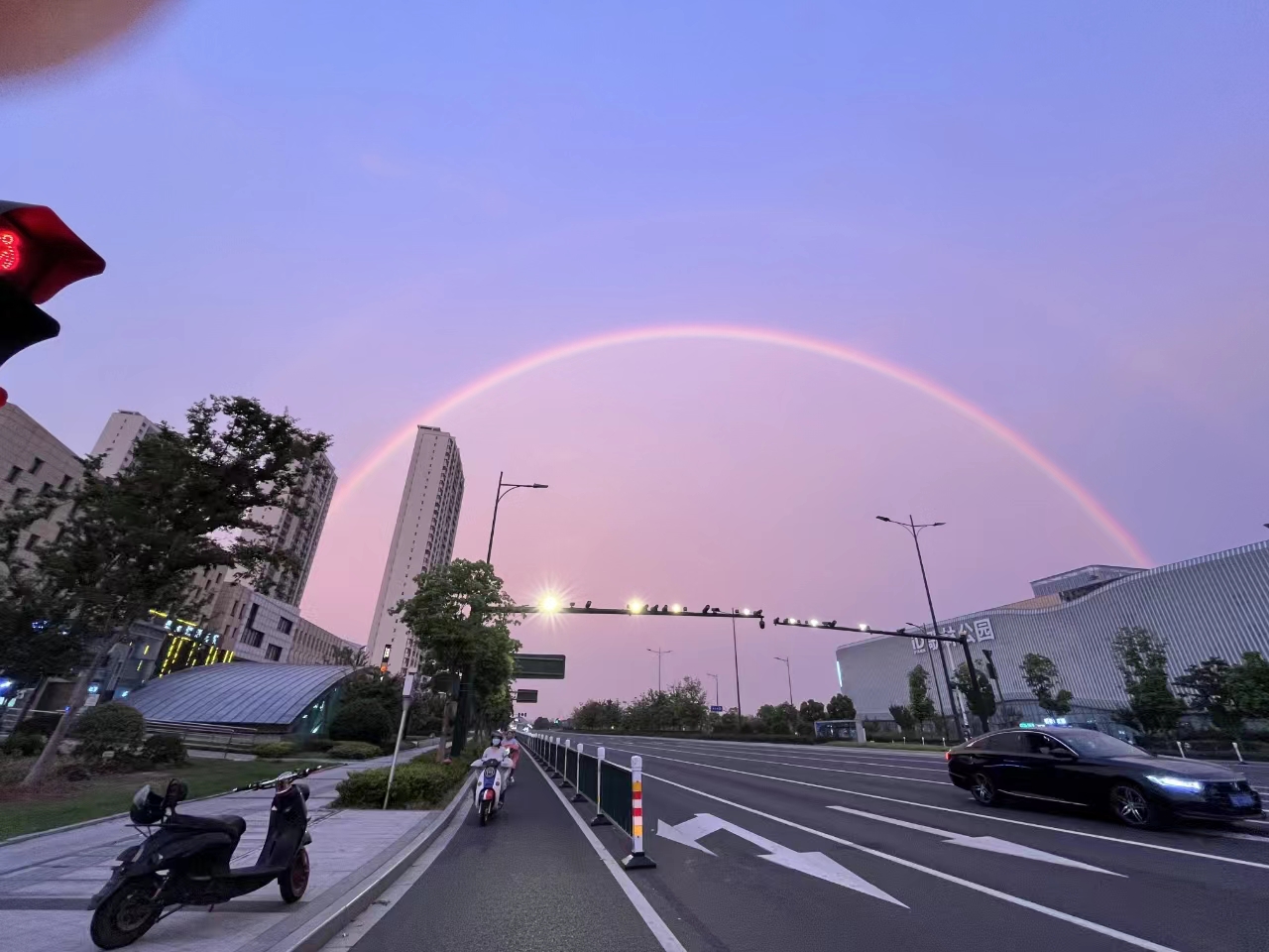昨天傍晚,常州的天空岀现难得一见的双彩虹!