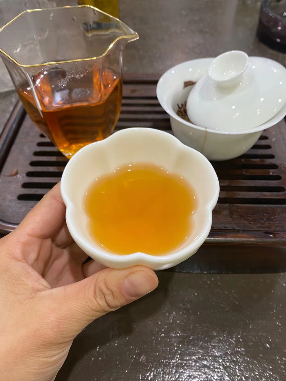 瞧这杯红茶,汤色淡棕,茶叶红褐密集,是时光与情感的完美交融.