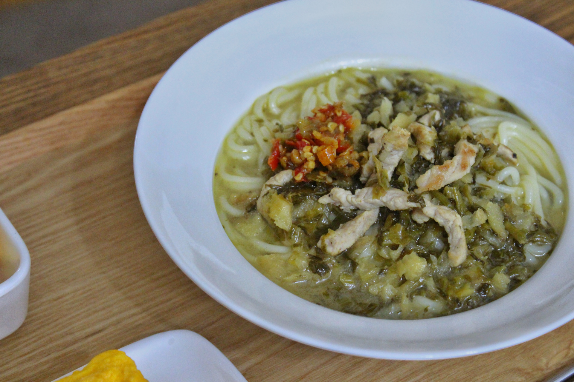 初中生早餐:雪菜肉丝米线 厚蛋烧 水果 #今天早餐吃什么# #营养健康