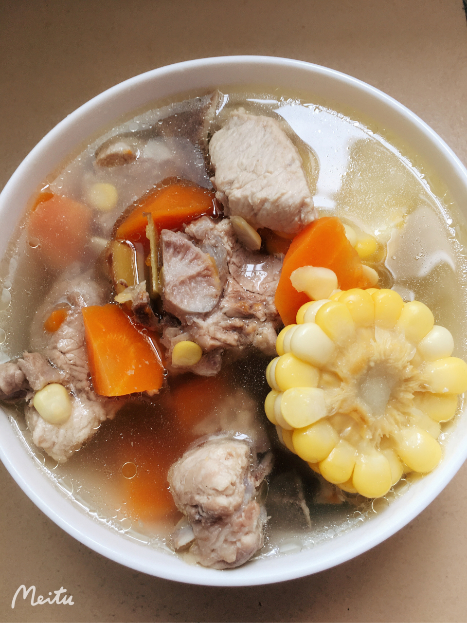 胡萝卜玉米骨头汤,好喝