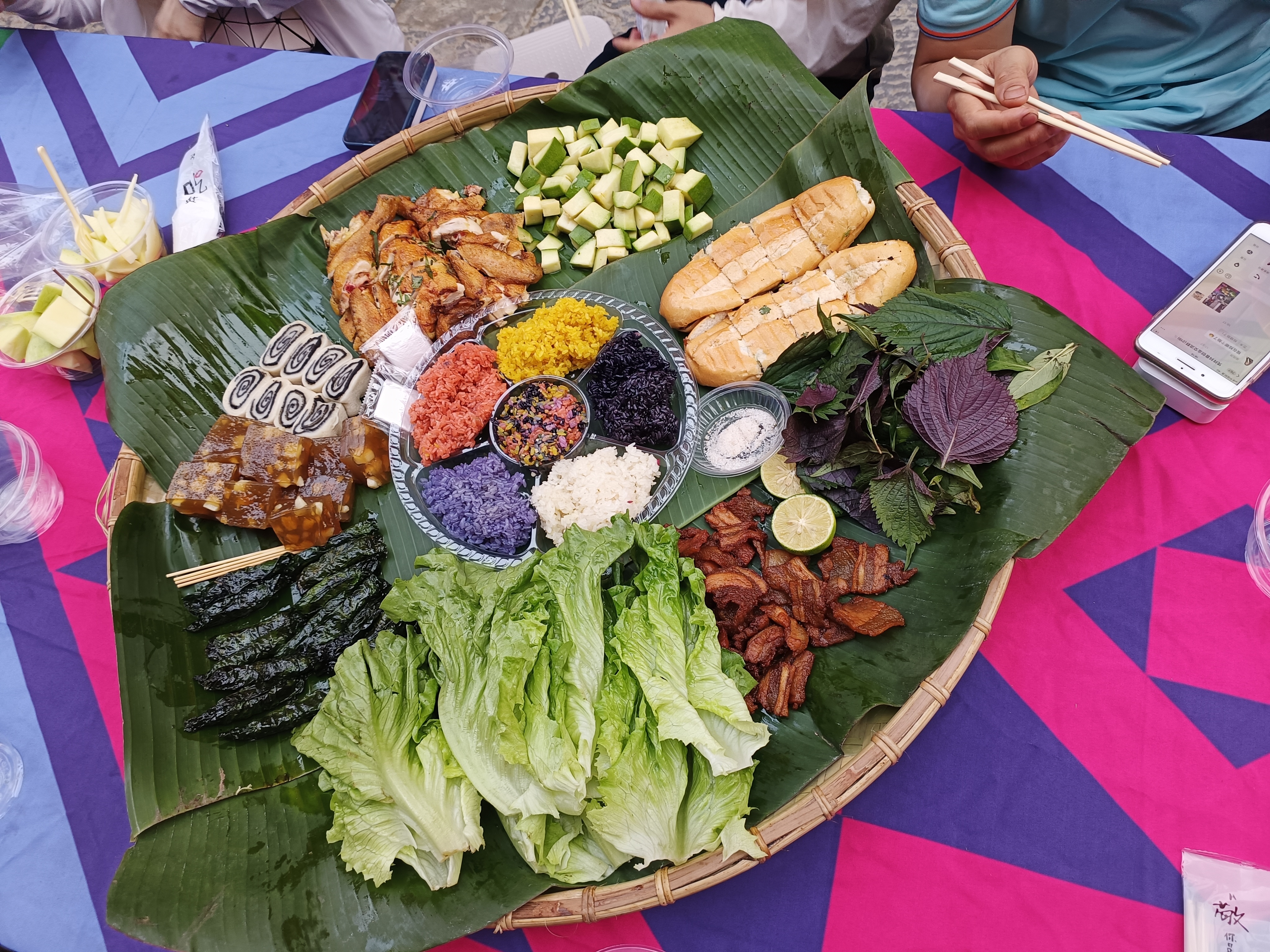 在广西崇左市龙州县,晚上体验龙州的长桌宴,也叫簸箕宴.