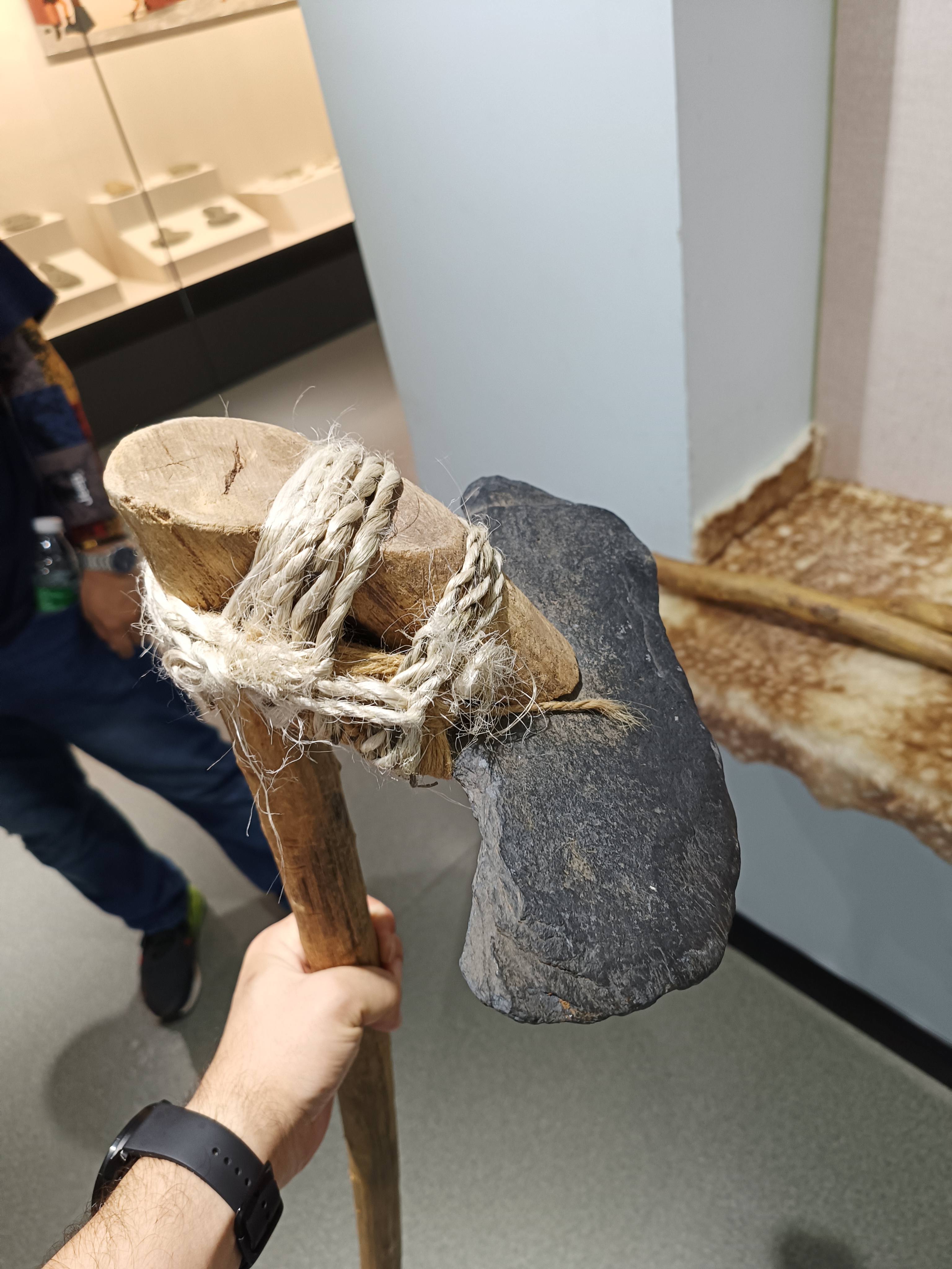 石斧,石锄,高度还原了八千多年前查海人民的远古生活生产工具的样貌!