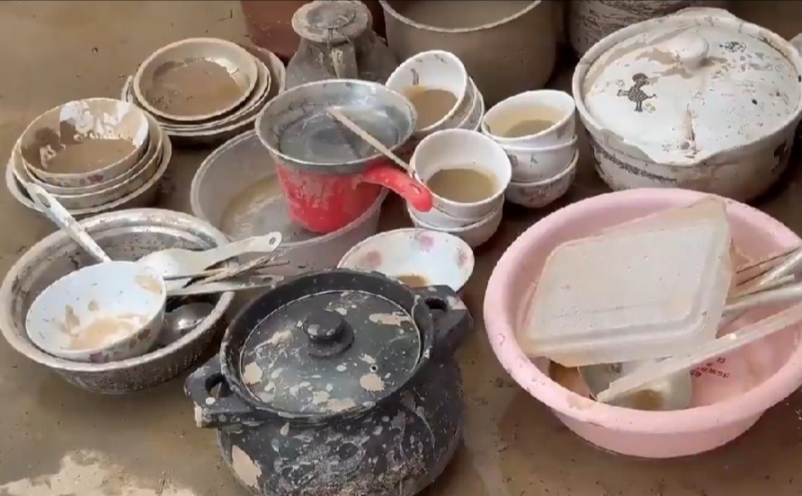 小时候的泥巴战仿佛重现,只是这次多了些狼狈.