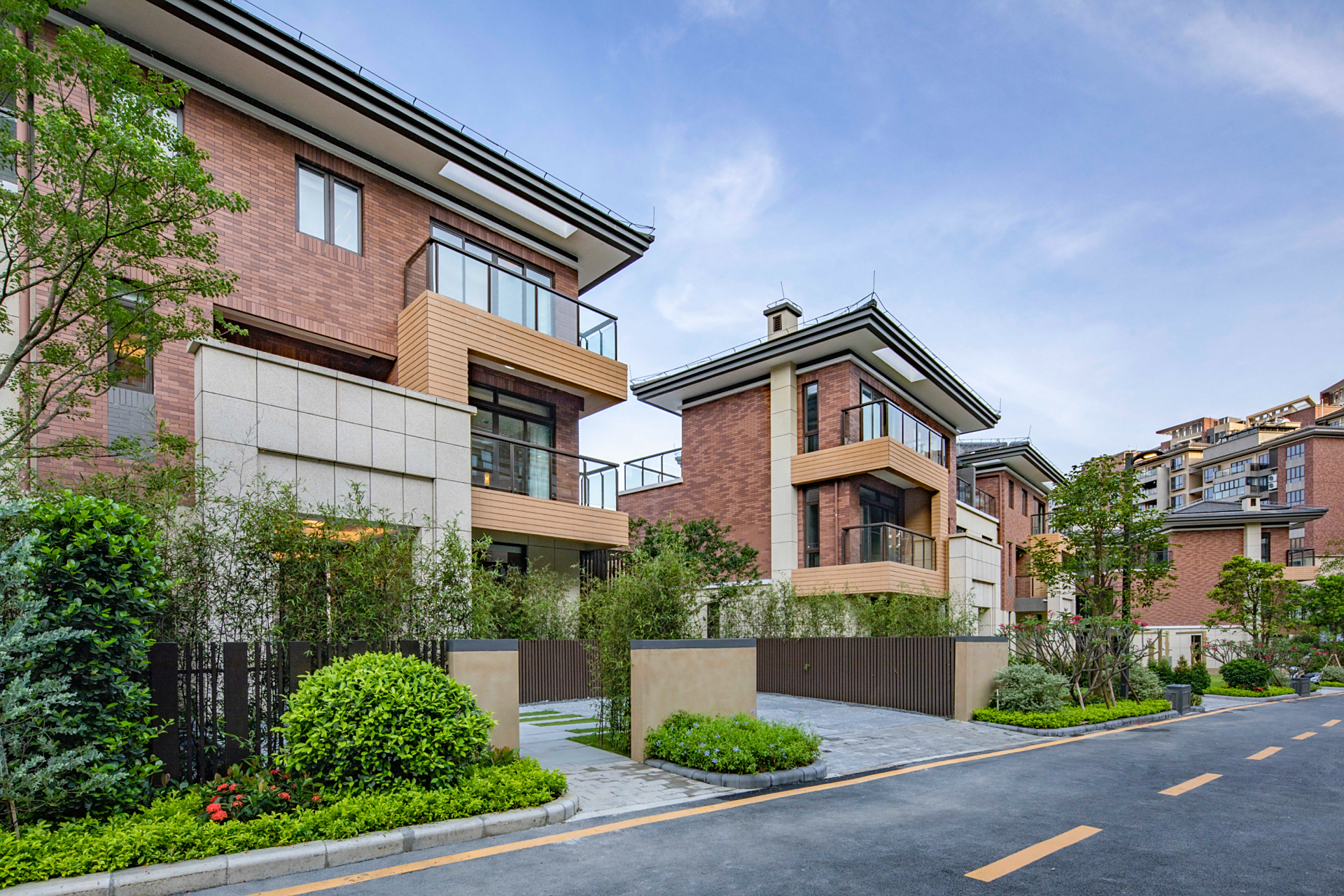 昨天爆出番禺长隆的锦绣香江独栋别墅二手成交价破20万元/平米.