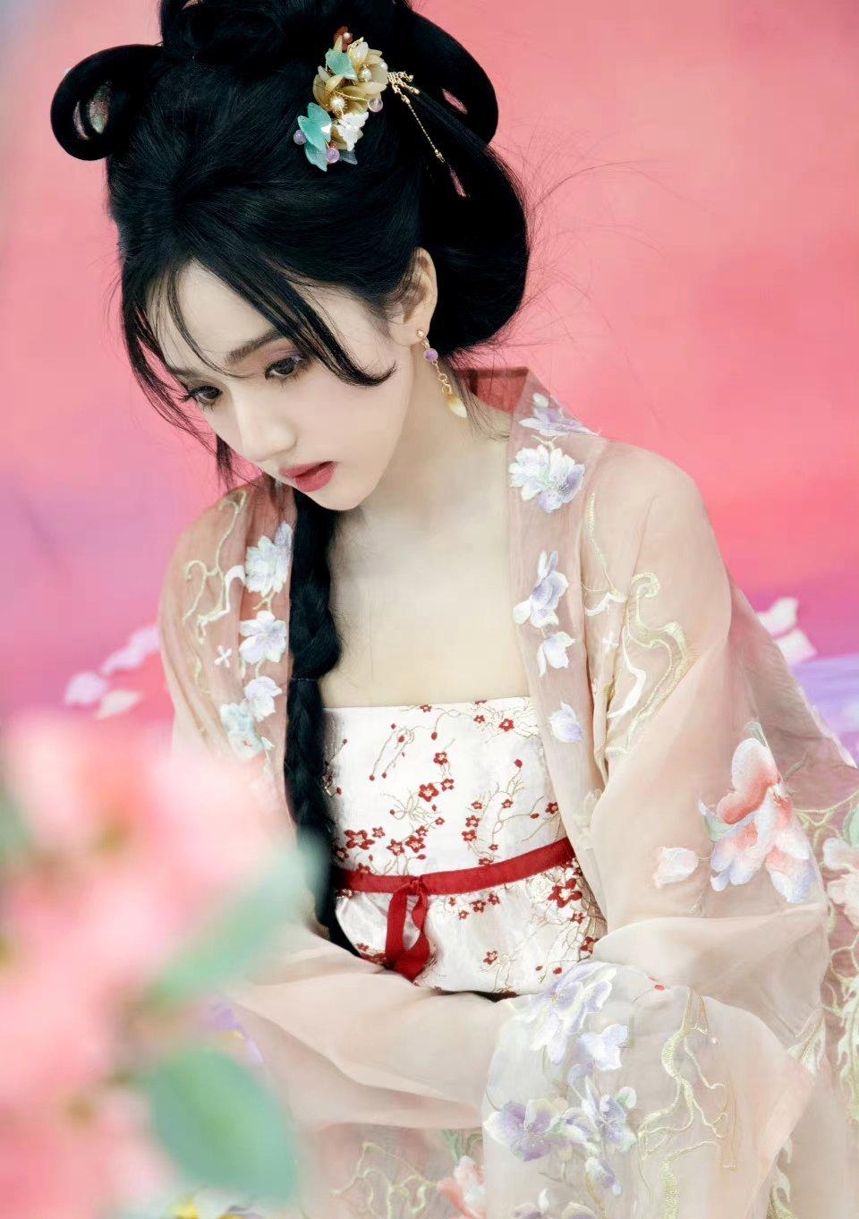 苏晓彤#桃红柳绿映春光,美人轻步踏花香.