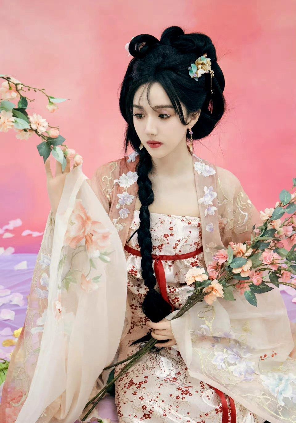 苏晓彤#桃红柳绿映春光,美人轻步踏花香.