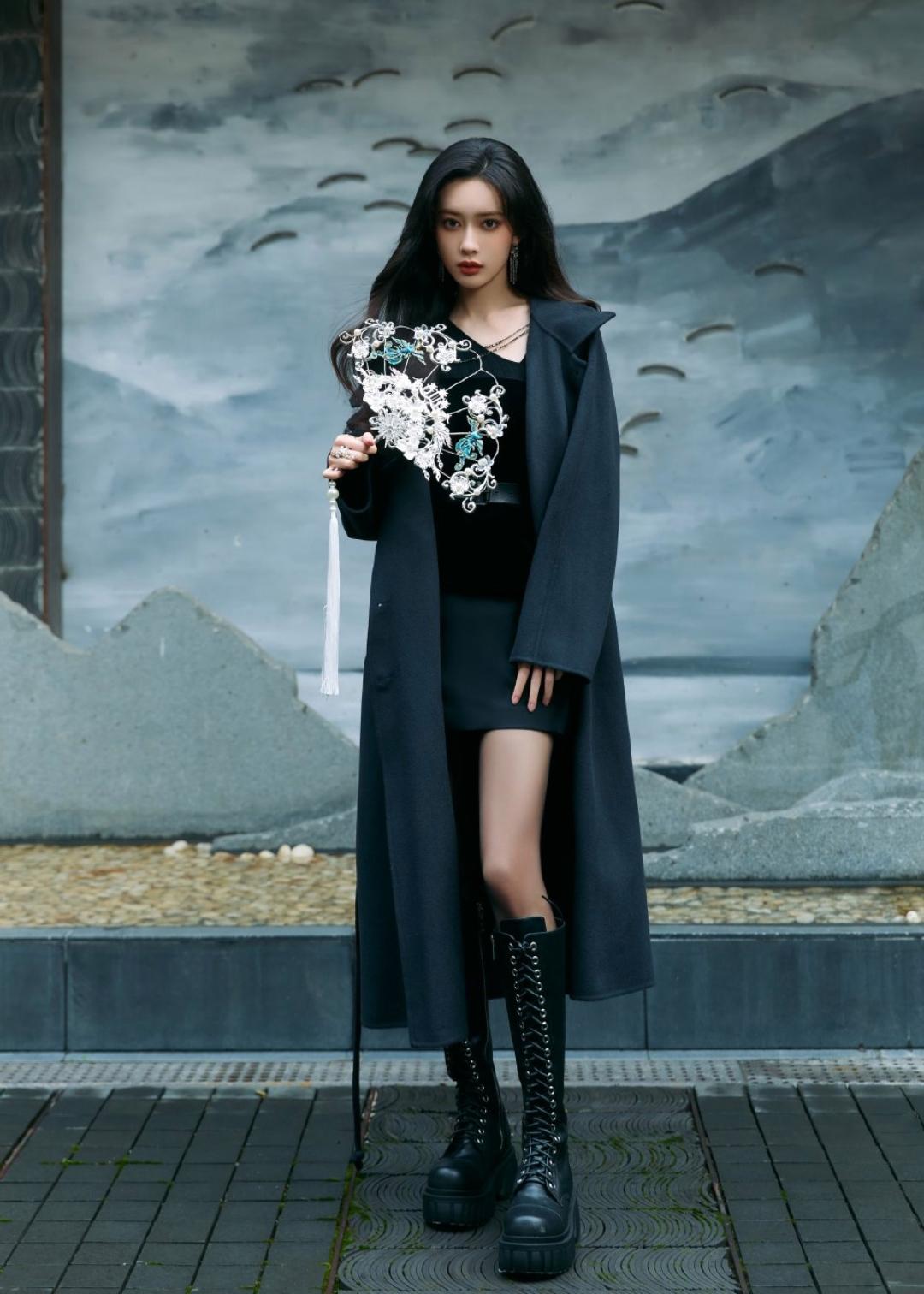 孟子义#黑色穿搭写真,满满的高贵且神秘魅力,让人心动不已!