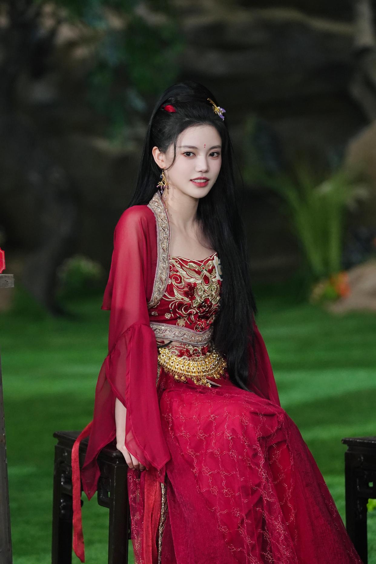 孙珍妮#再现翩然起舞造型,古装仙侠里的美少女,她在萌探,一身红裙