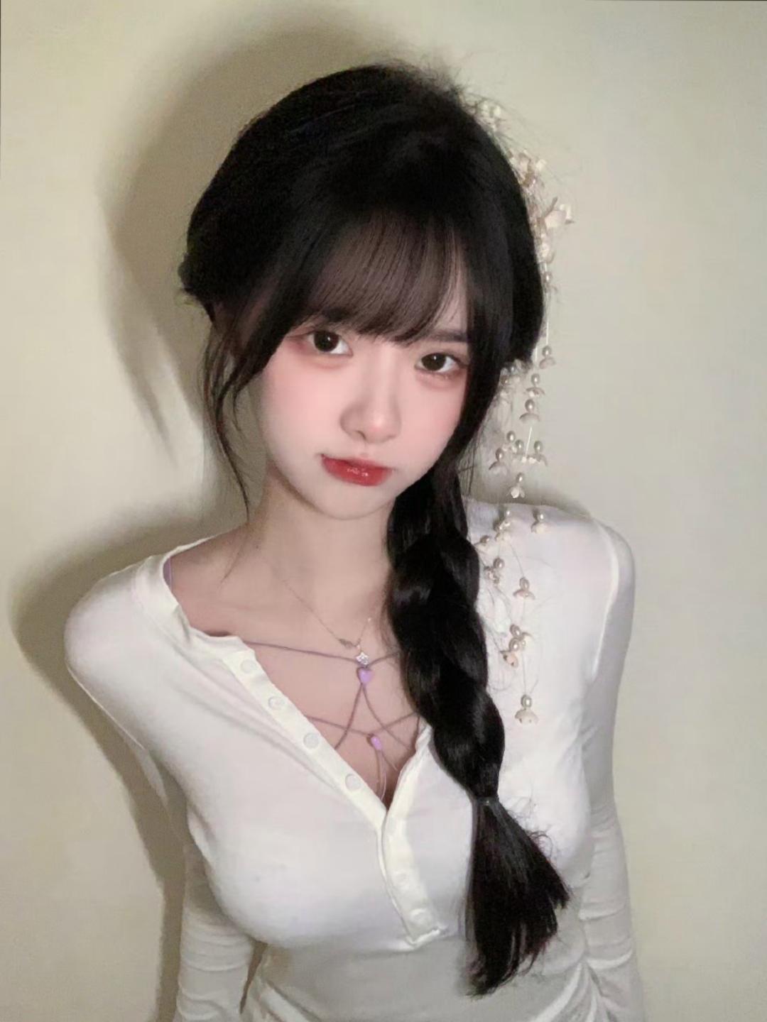 小姐姐可爱萌萌哒,再加上撩人心弦的身材线条,真可谓风情万种