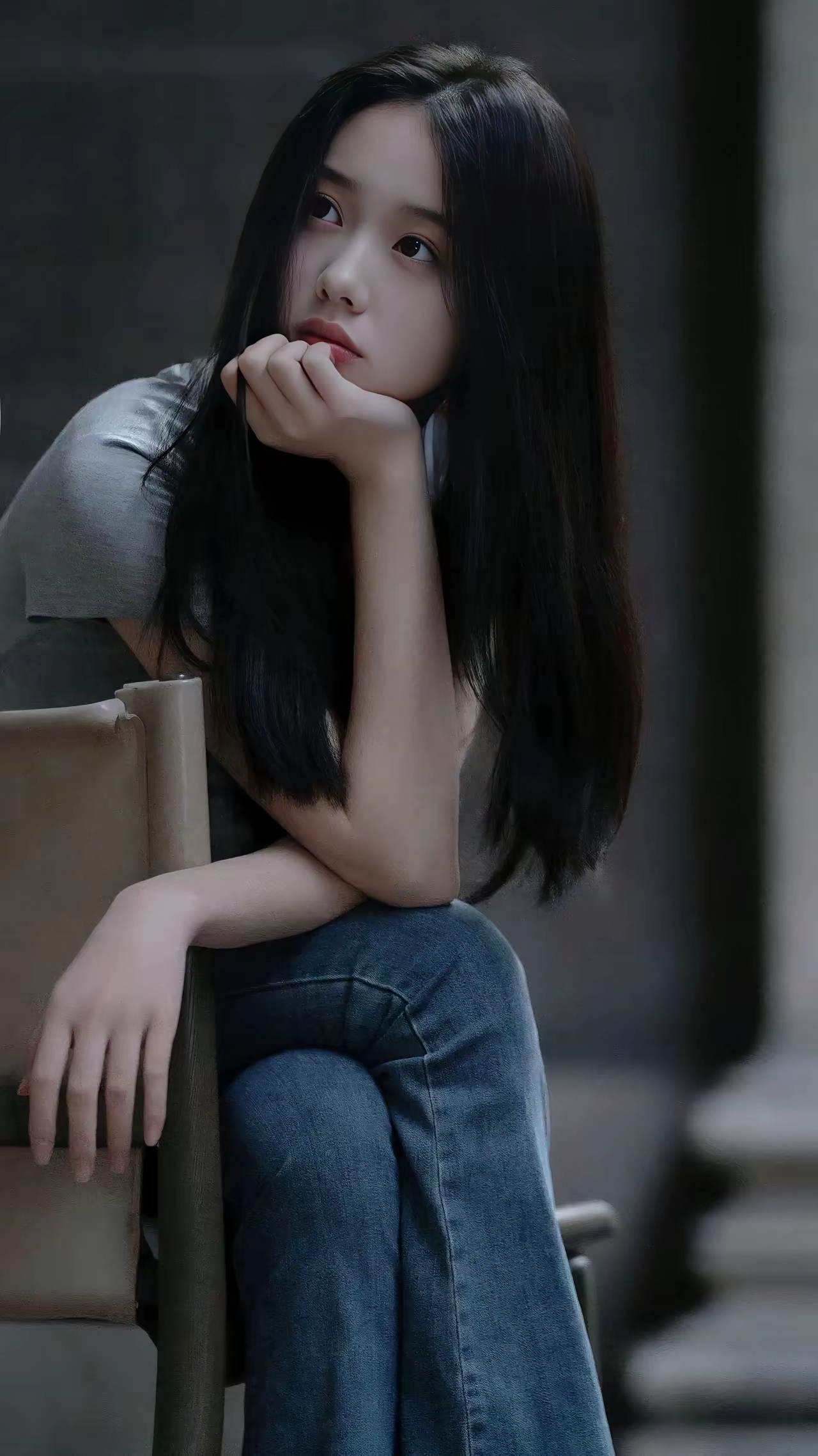 静谧时光,女孩轻靠椅背,沉思的瞬间,定格成永恒.#动态夏日征集令
