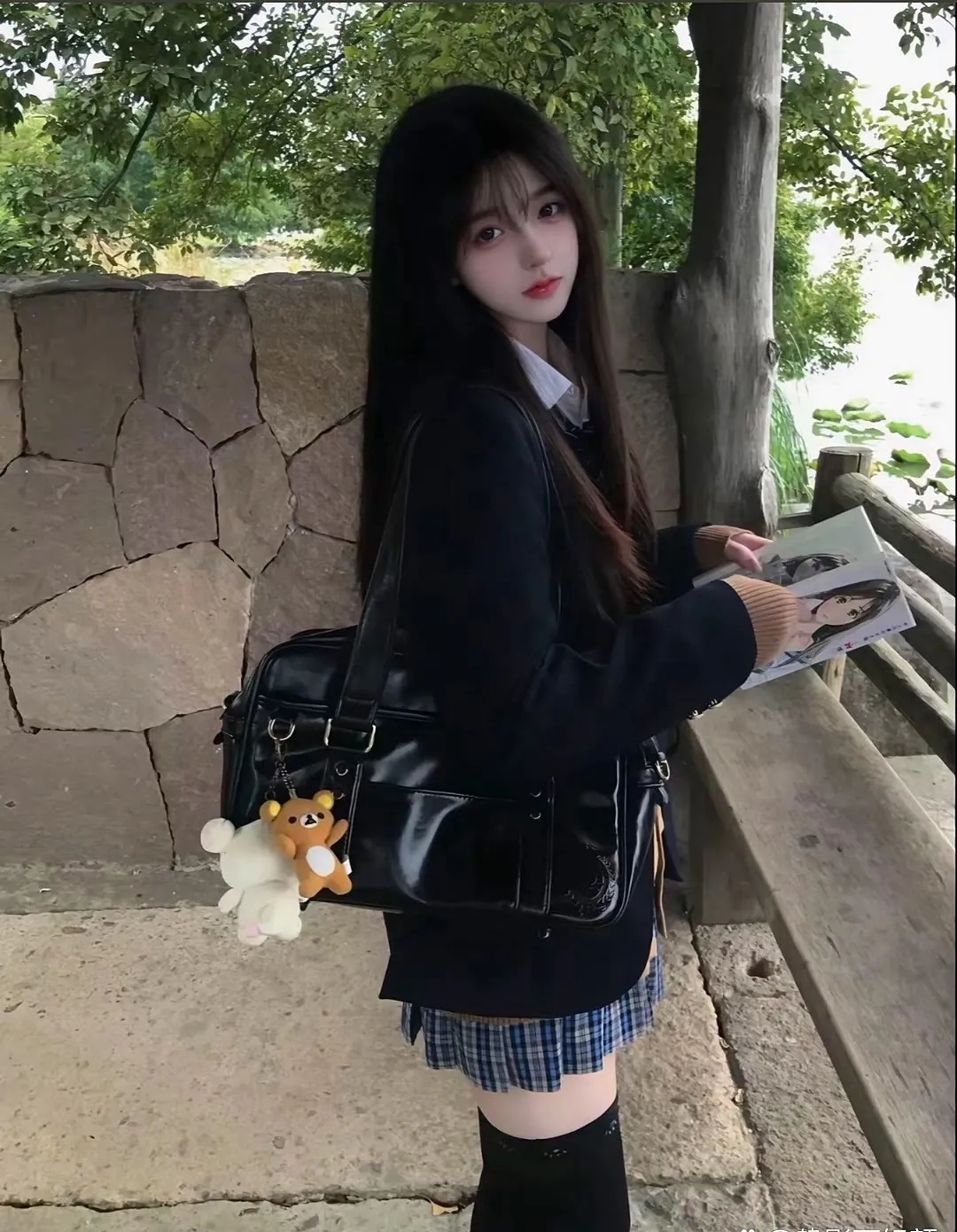 校园风小姐姐手持书本,jk制服搭配格裙,长腿黑丝袜,猫挂件包包,秋日