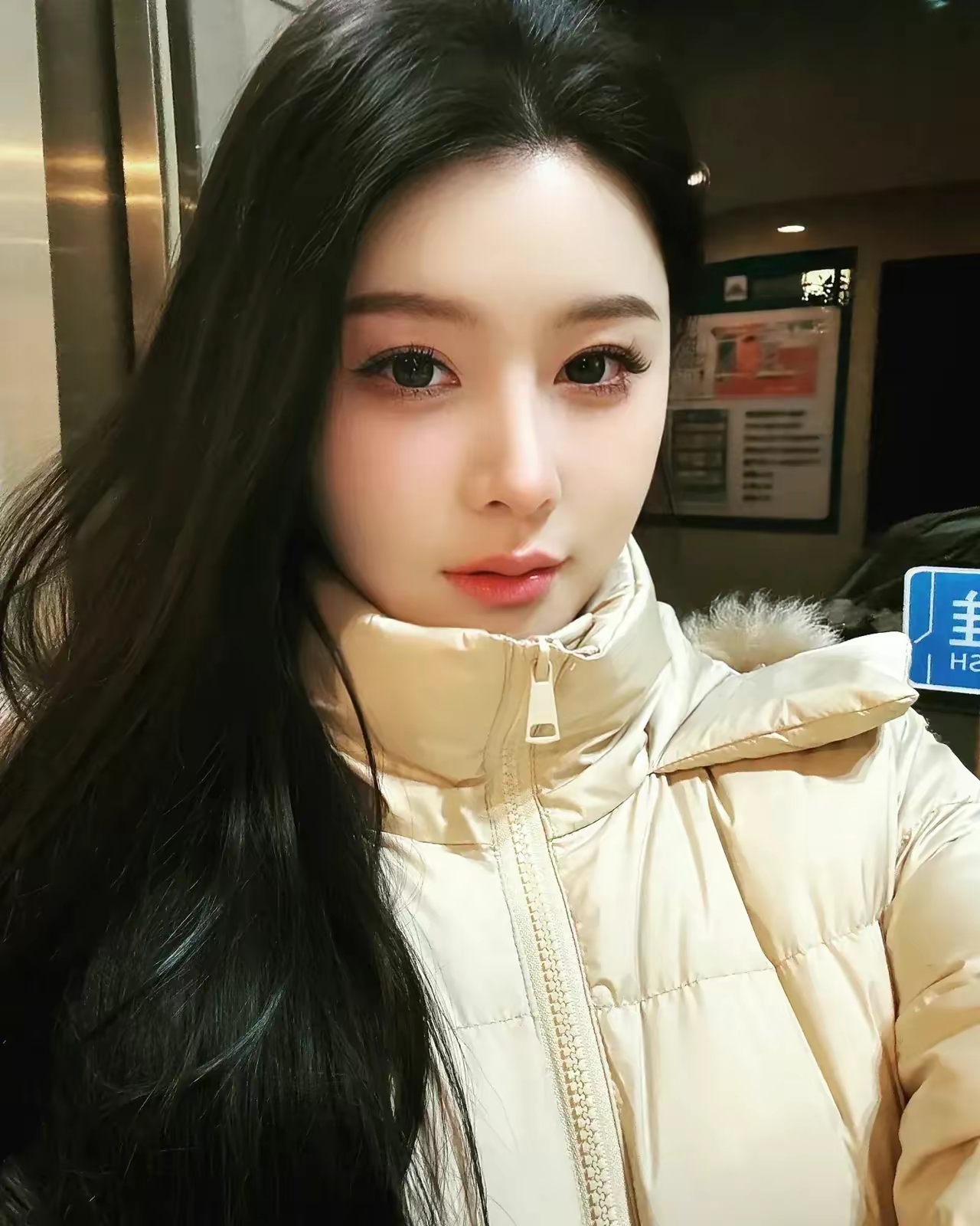 她的长发也好柔顺,像柳絮一样飘逸.美.