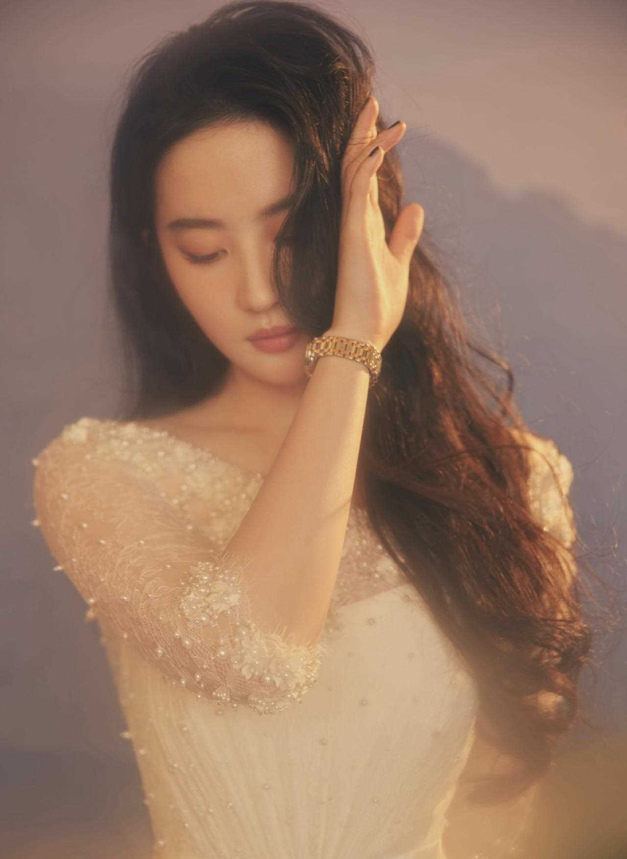 刘亦菲#及腰长发搭配珍珠礼裙,朦胧梦幻的复古风仙子