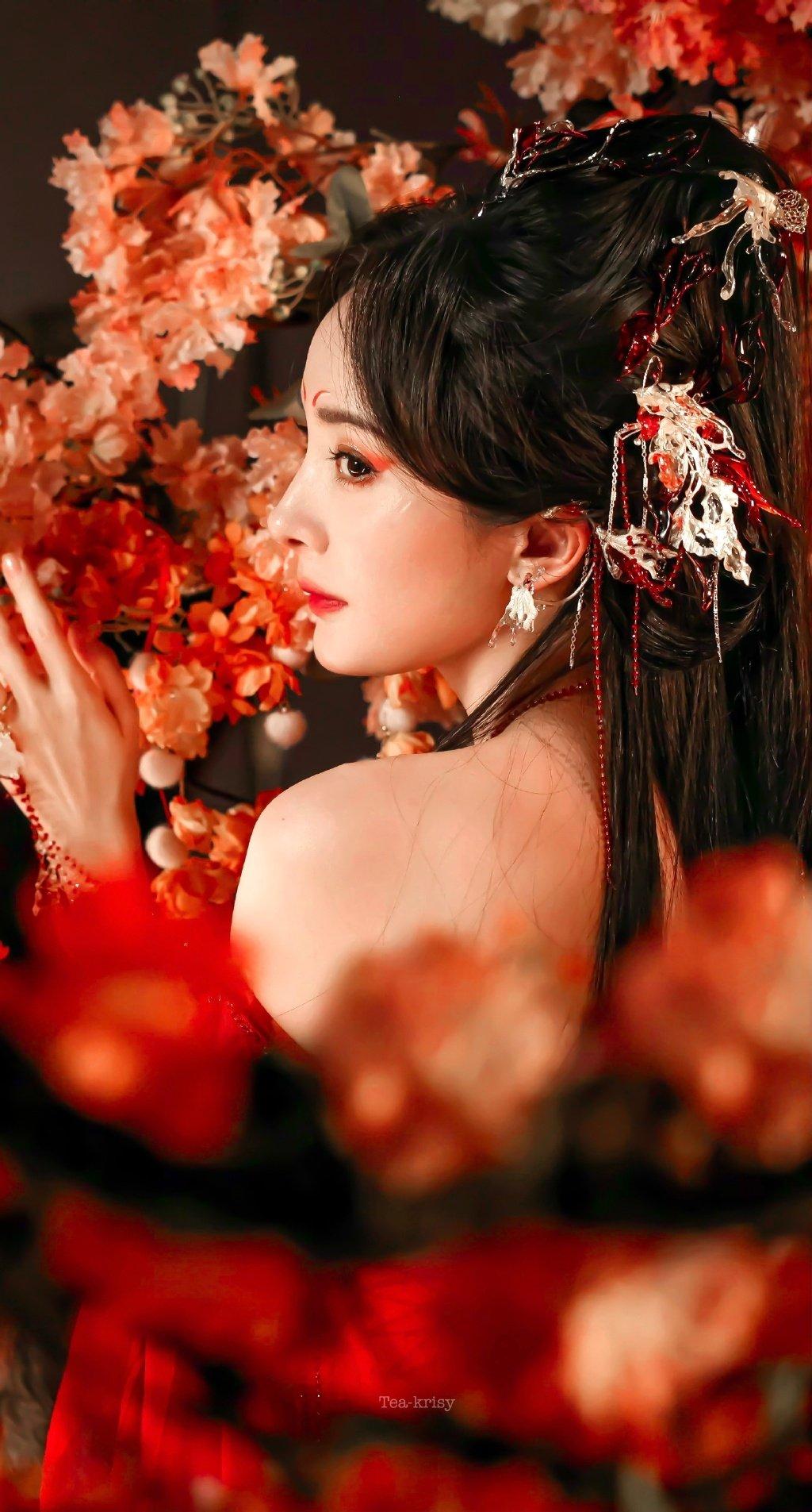 杨幂#狐妖小红娘,红衣造型美艳动人,她就是小狐狸吧