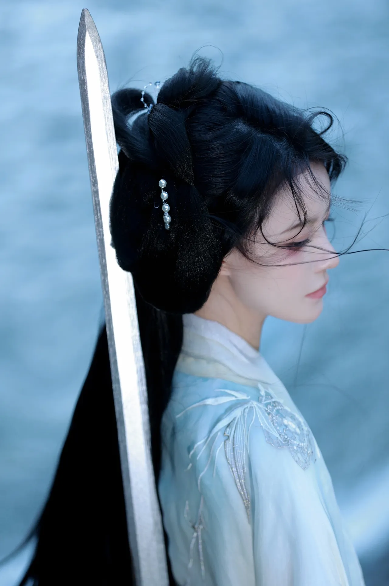 高髻束发,珠宝点缀其间,宛如冰雪中的精灵