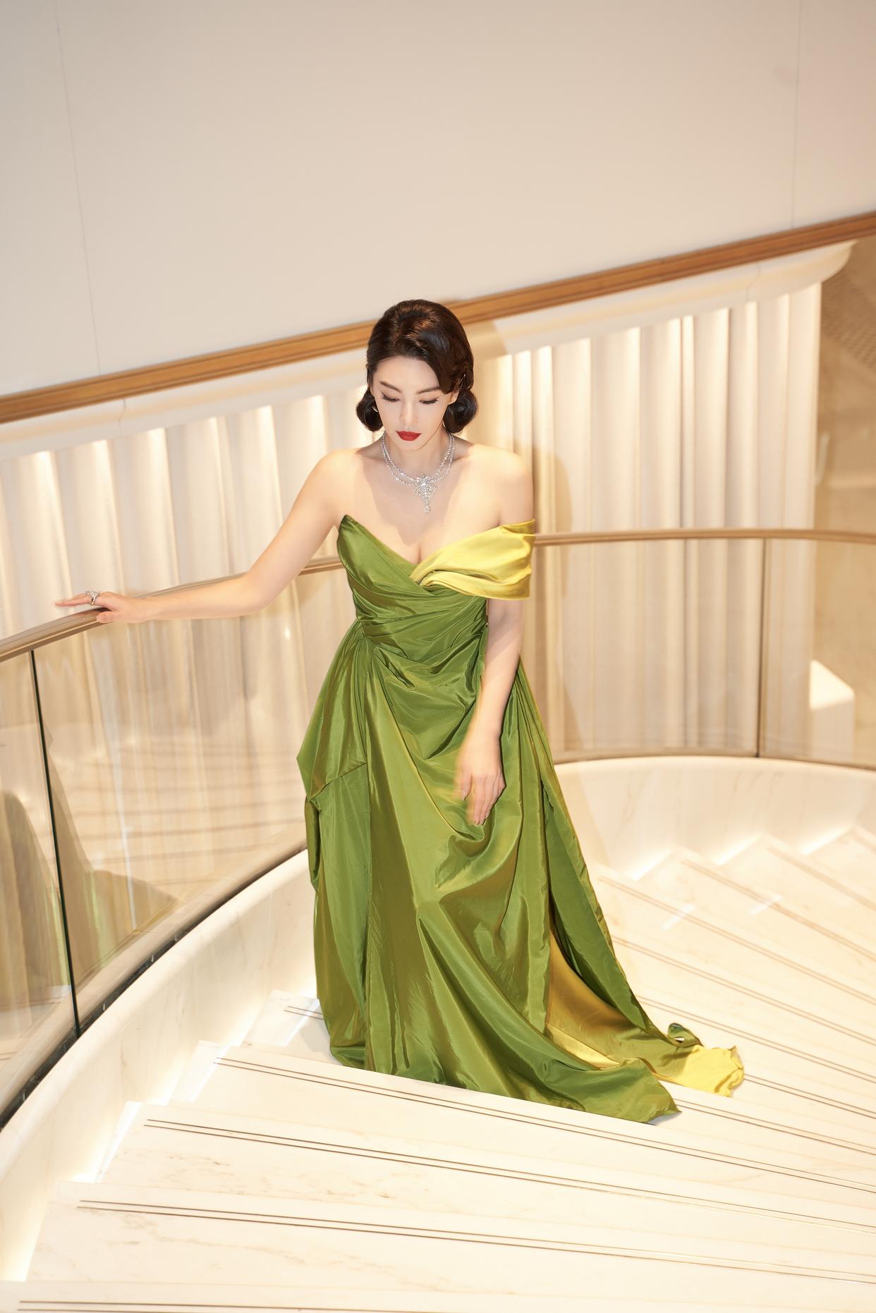 张雨绮#穿绿色礼服裙高贵典雅,气色真不错