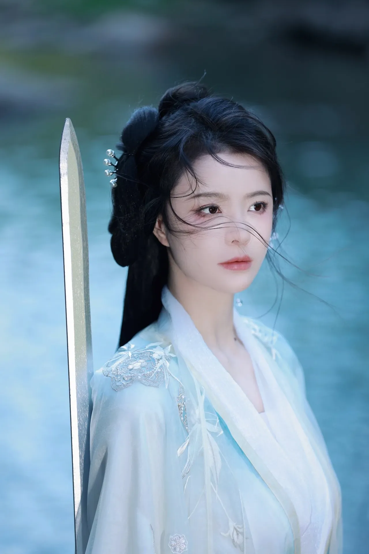 高髻束发,珠宝点缀其间,宛如冰雪中的精灵