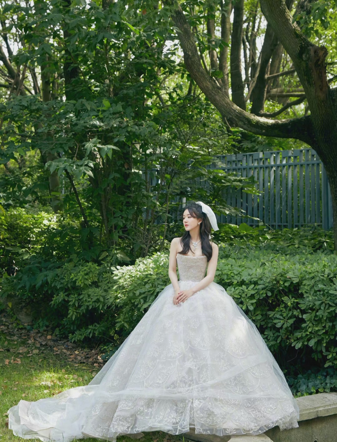 赵露思#身穿白色抹胸公主裙甜美又灵动,裙身的亮片设计在阳光照上下