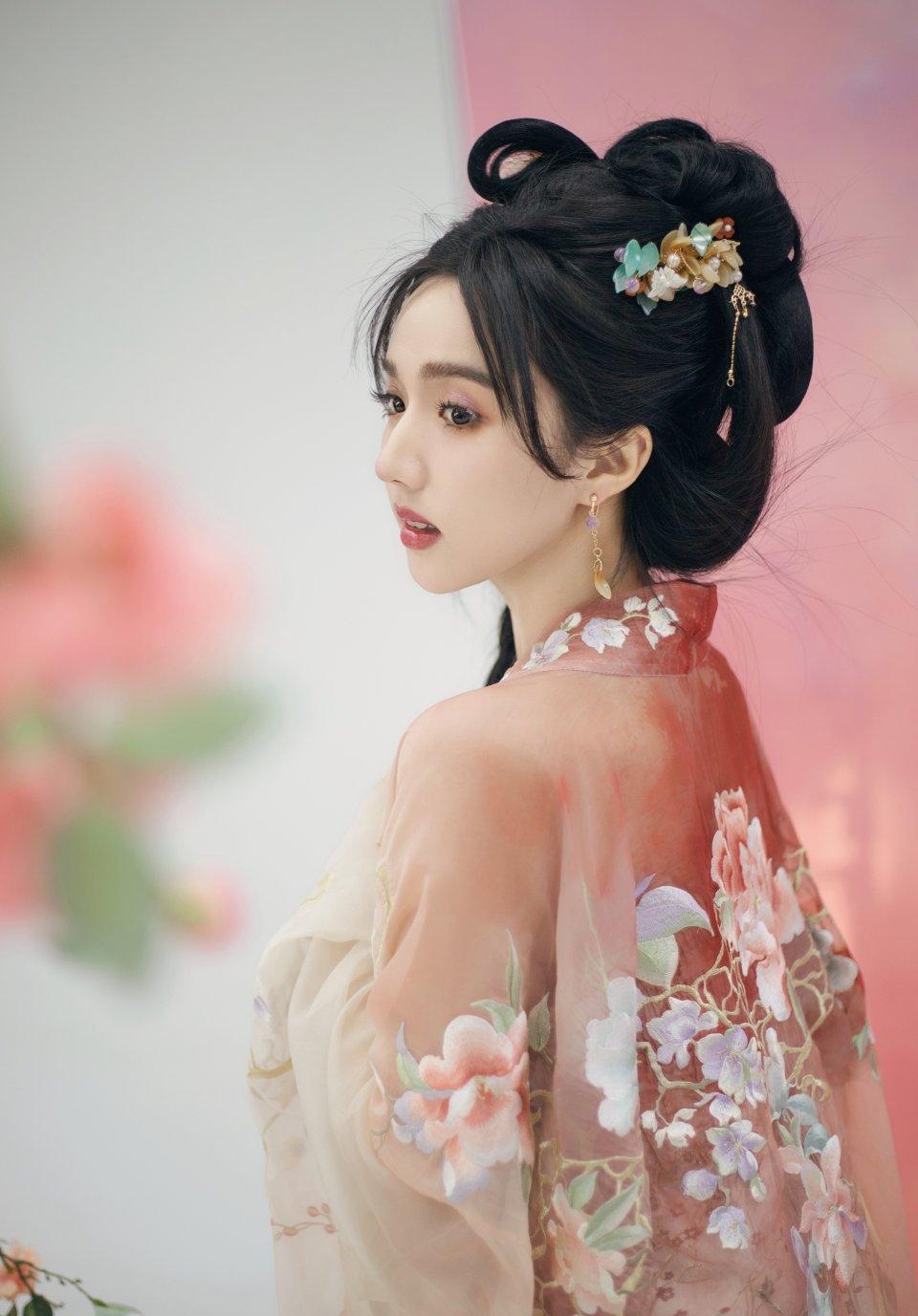 苏晓彤#桃红柳绿映春光,美人轻步踏花香.