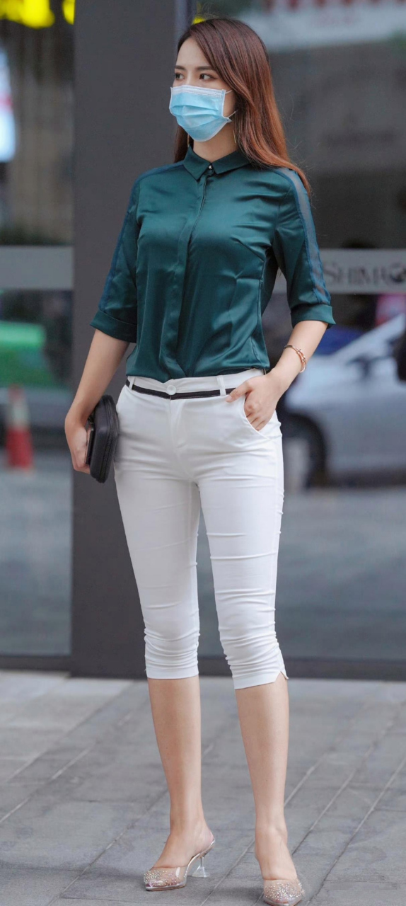 夏季穿搭# #性感好身材# 白色七分裤,塑型显瘦,非常适合夏天穿.