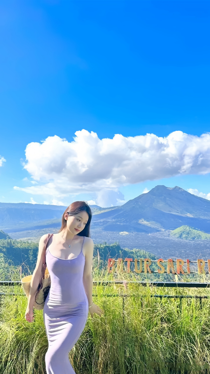 夏日生活创作季##性感好身材#  天气晴朗,云朵变幻无穷,蓝天白云煞是