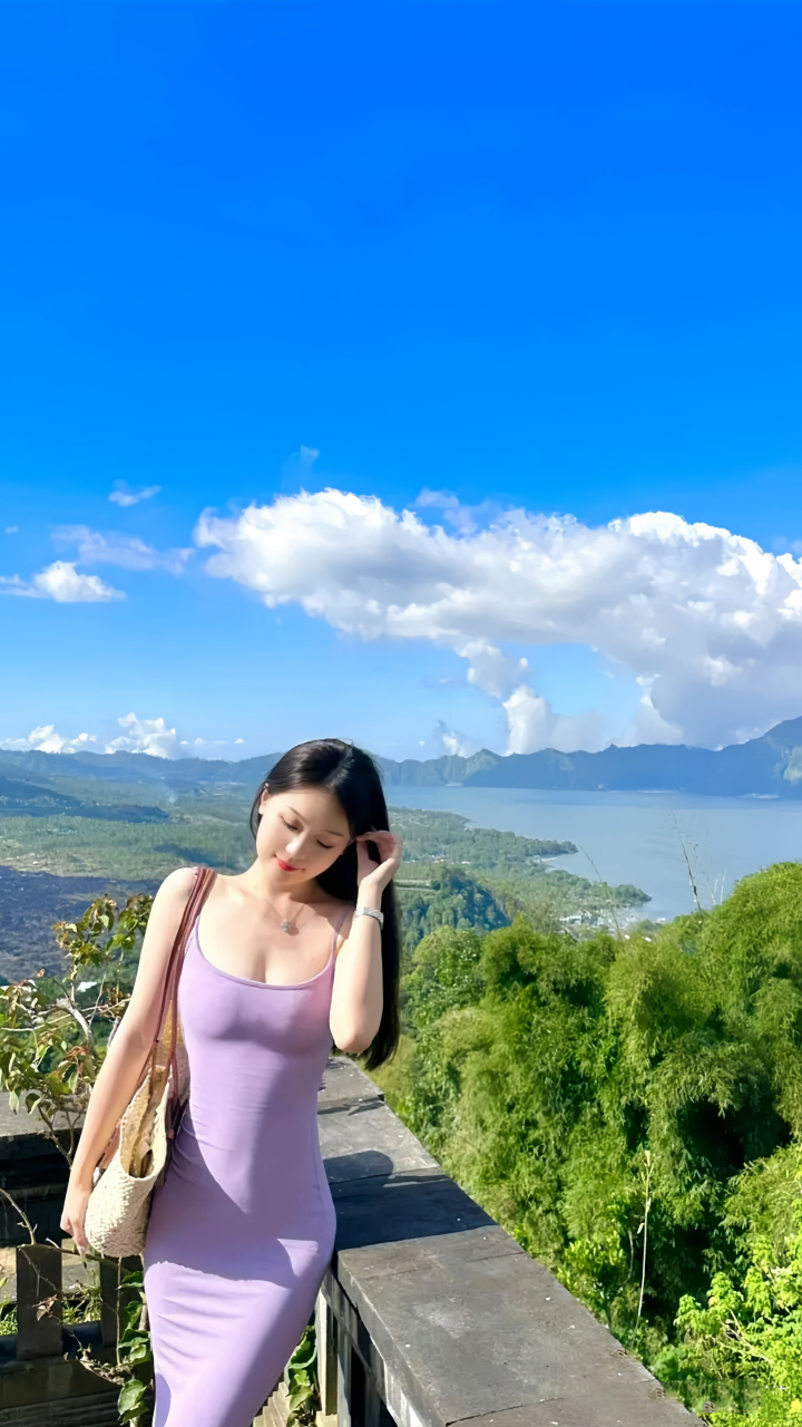 夏日生活创作季##性感好身材#  天气晴朗,云朵变幻无穷,蓝天白云煞是