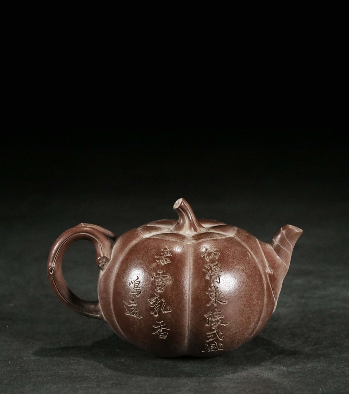 【南瓜壶】【陈鸣远】 【尺寸】长13.5cm,宽9.3cm,高8.