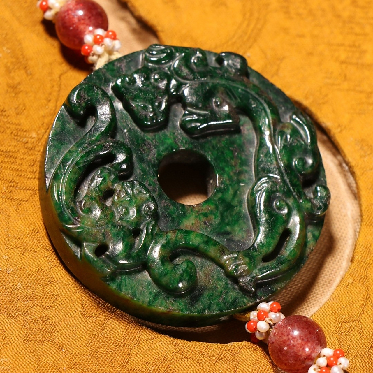 清代 干青翡翠螭龙纹挂件一对. 规格:厚0.9㎝直径4.9㎝总重112g