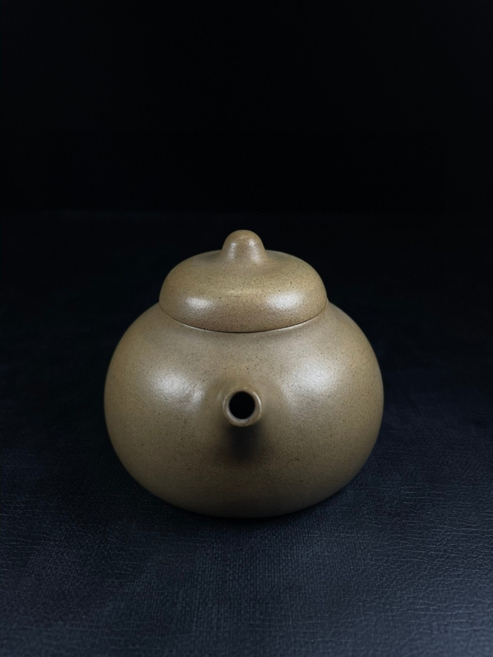 乳鼎壶 底款:阿曼陀室 陈曼生 杨彭年 清代  高8×14.2cm
