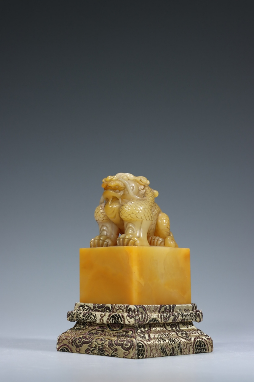 清代 篆刻家"董小池"款 田黄印章 规格:净高8.5cm宽5.2cm重385.5克