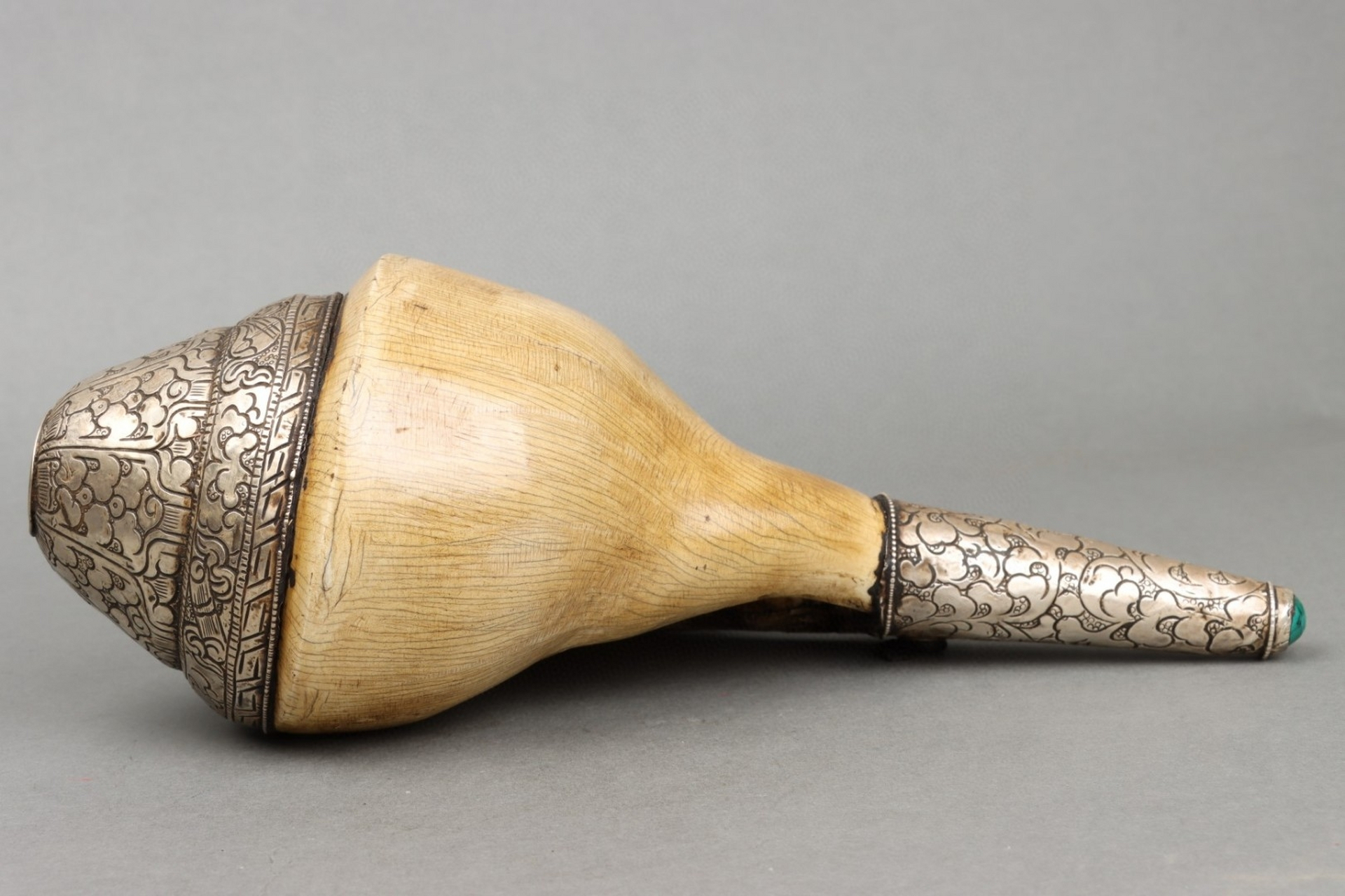 海螺又称"梵贝","法螺",是藏传佛教法器,法会时吹奏的乐器之一