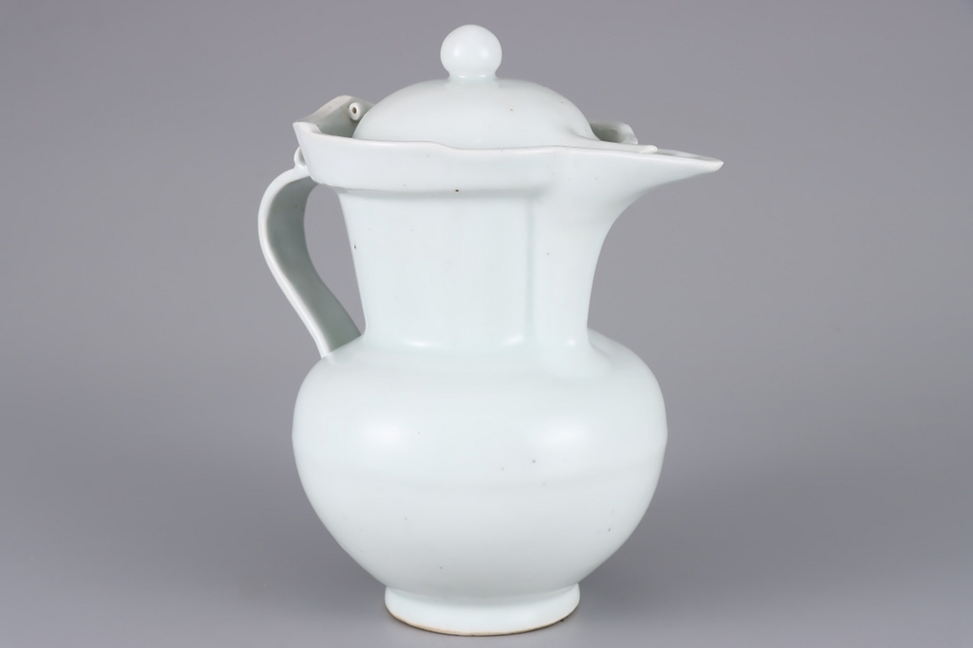 旧藏 明代 宣德时期甜白釉僧帽壶 尺寸:高25公分 长22.5公分 宽13.