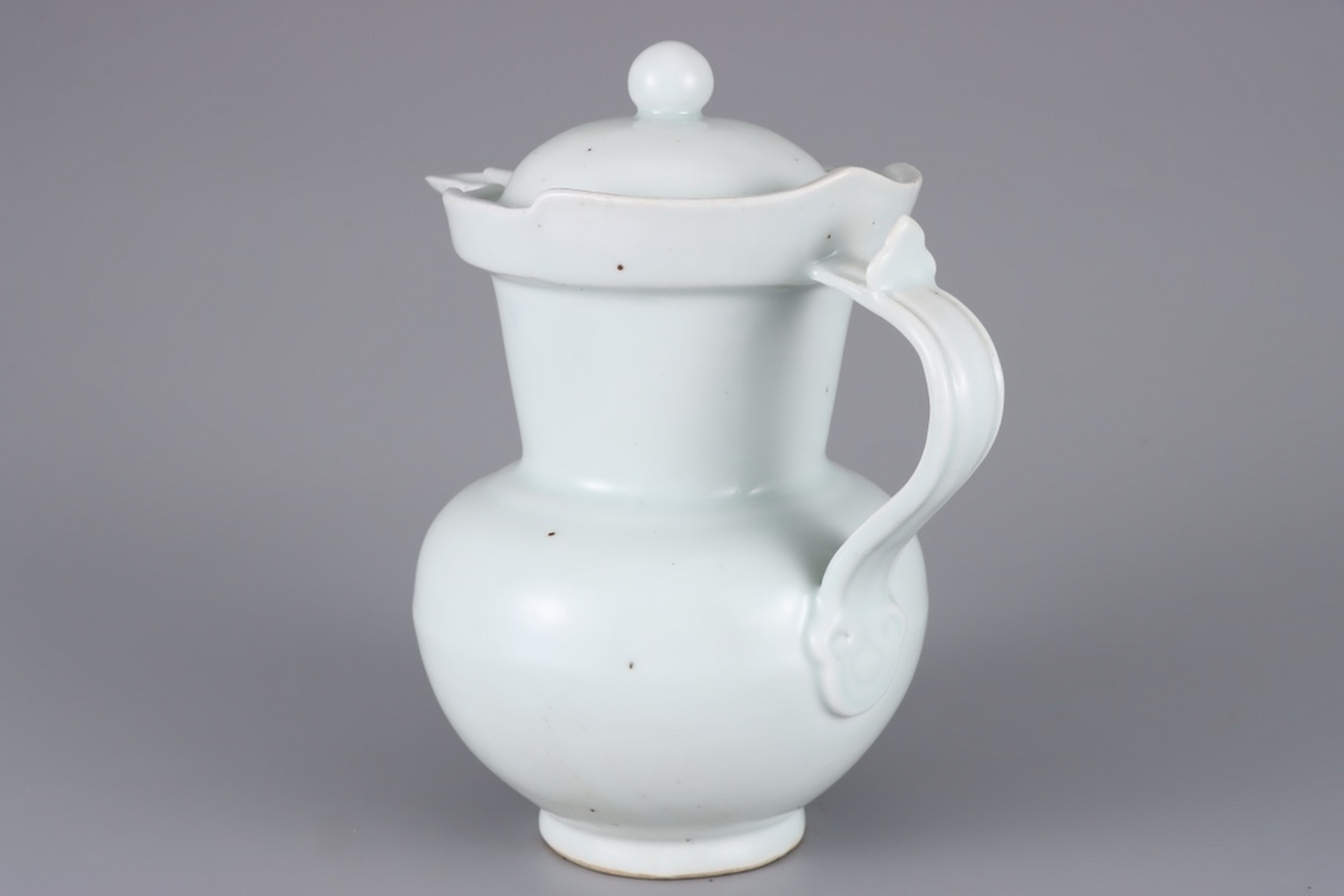 旧藏 明代 宣德时期甜白釉僧帽壶 尺寸:高25公分 长22.5公分 宽13.