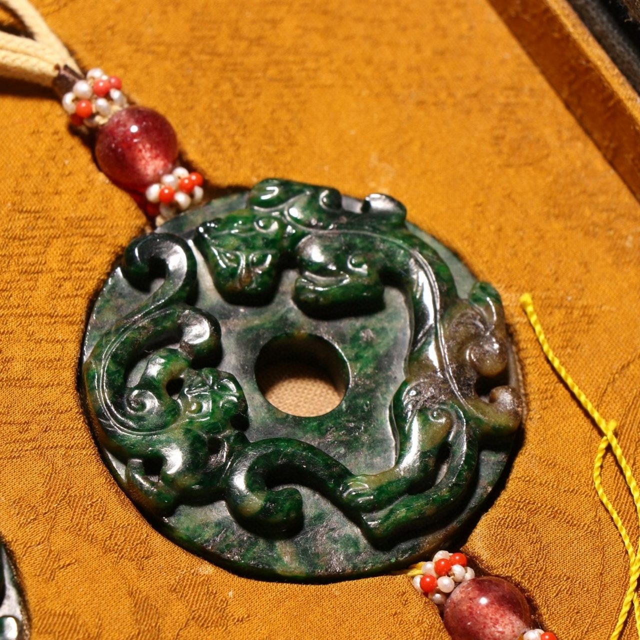 清代 干青翡翠螭龙纹挂件一对. 规格:厚0.9㎝直径4.9㎝总重112g