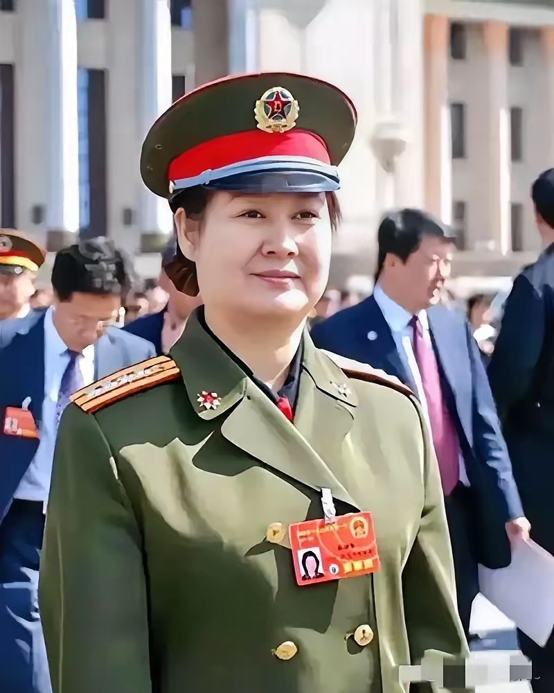 照片中的她,戎装在身,又美又飒,一脸的福相,风采不减当年