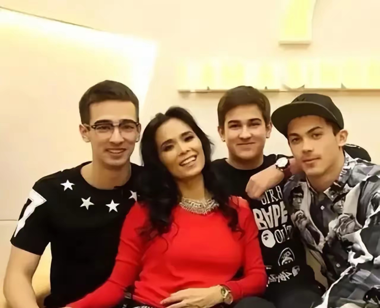 二儿子韦紫瑞,北大医学部毕业.软件工程师