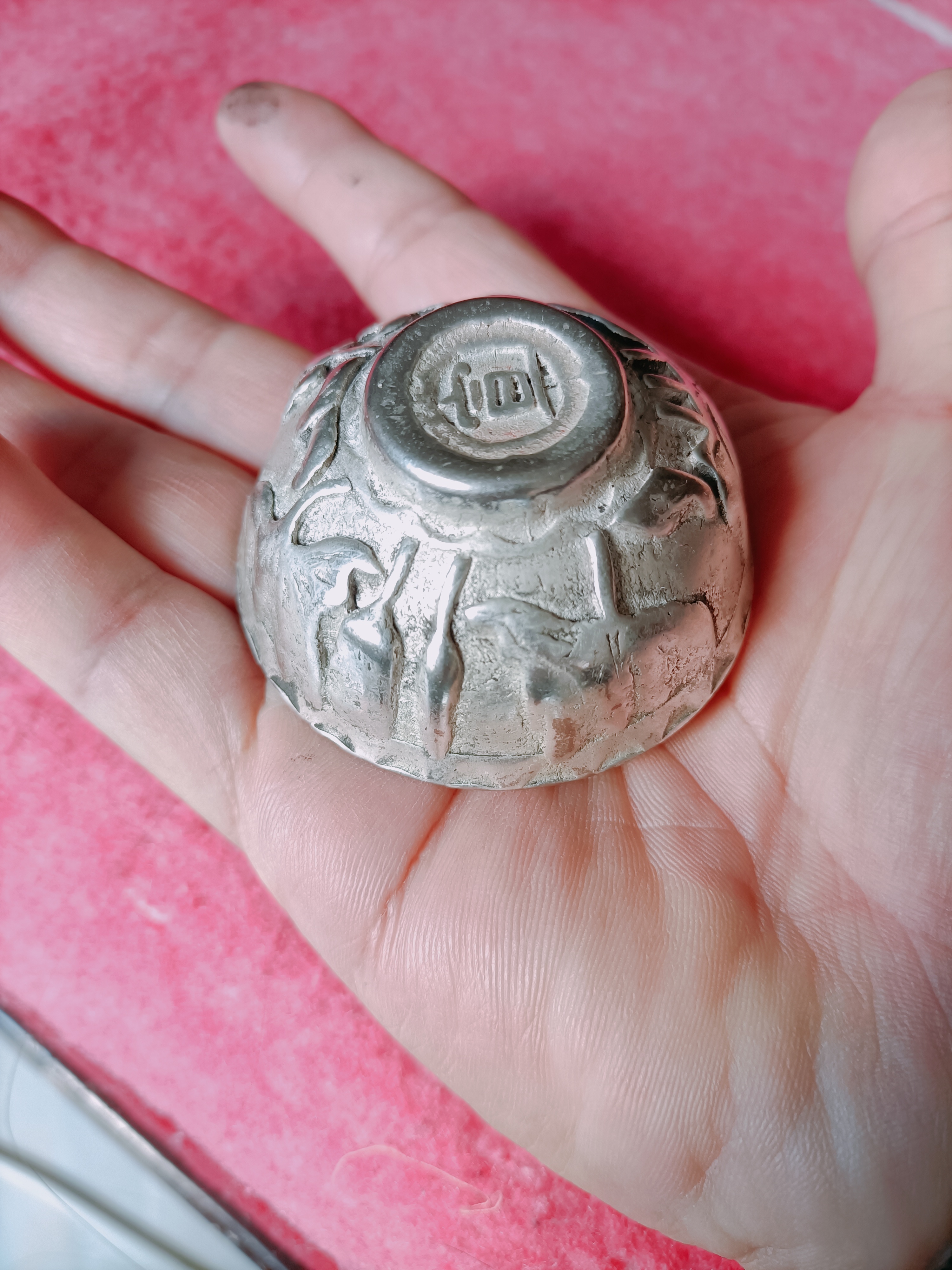 明代宣德帝的《宣字荷花浮雕银碗》                  明代宣字荷花