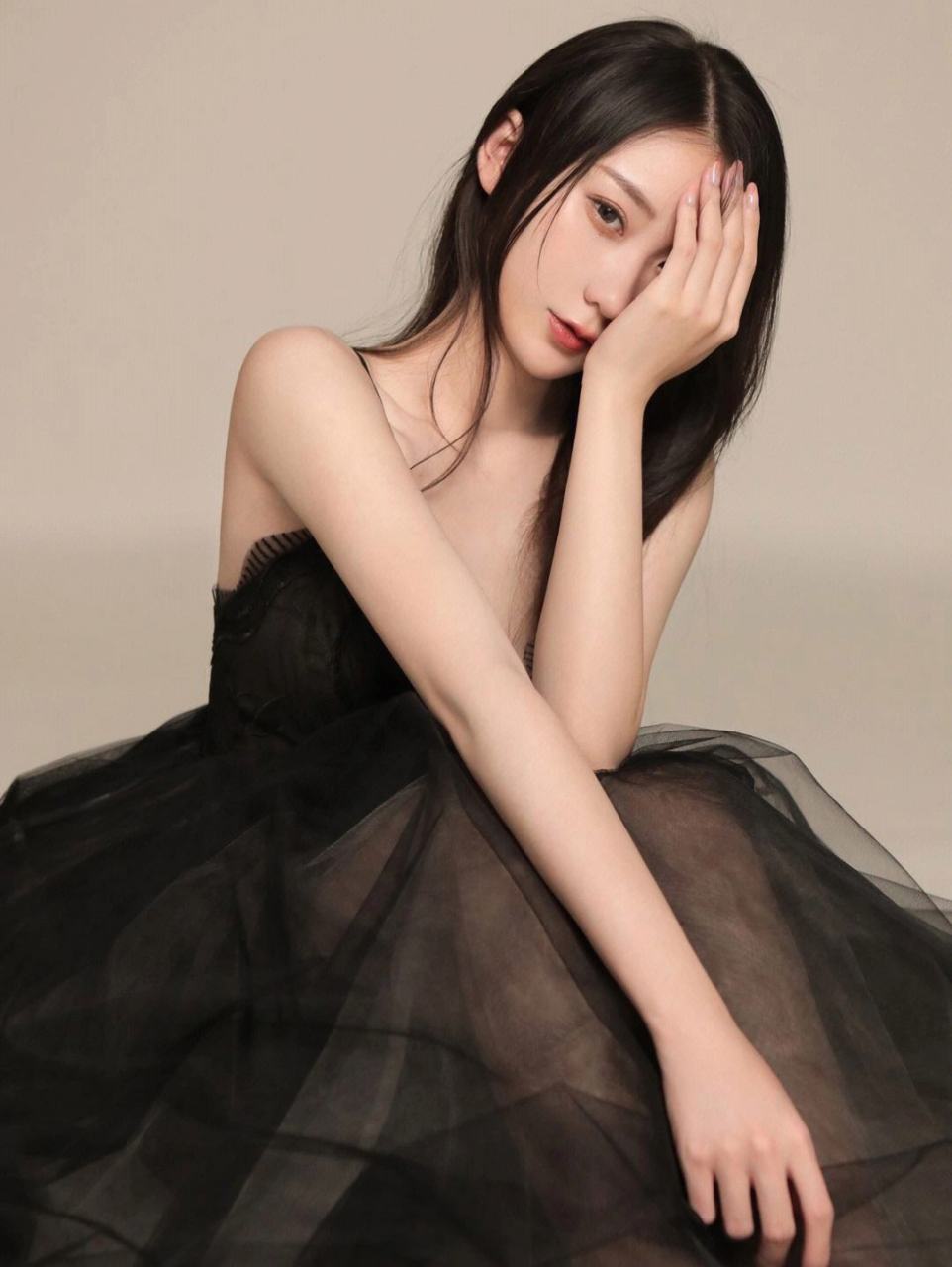 2,真实爆料,娱乐圈女艺人私下都会吃eskie纳叶片,一个月掉十九jin