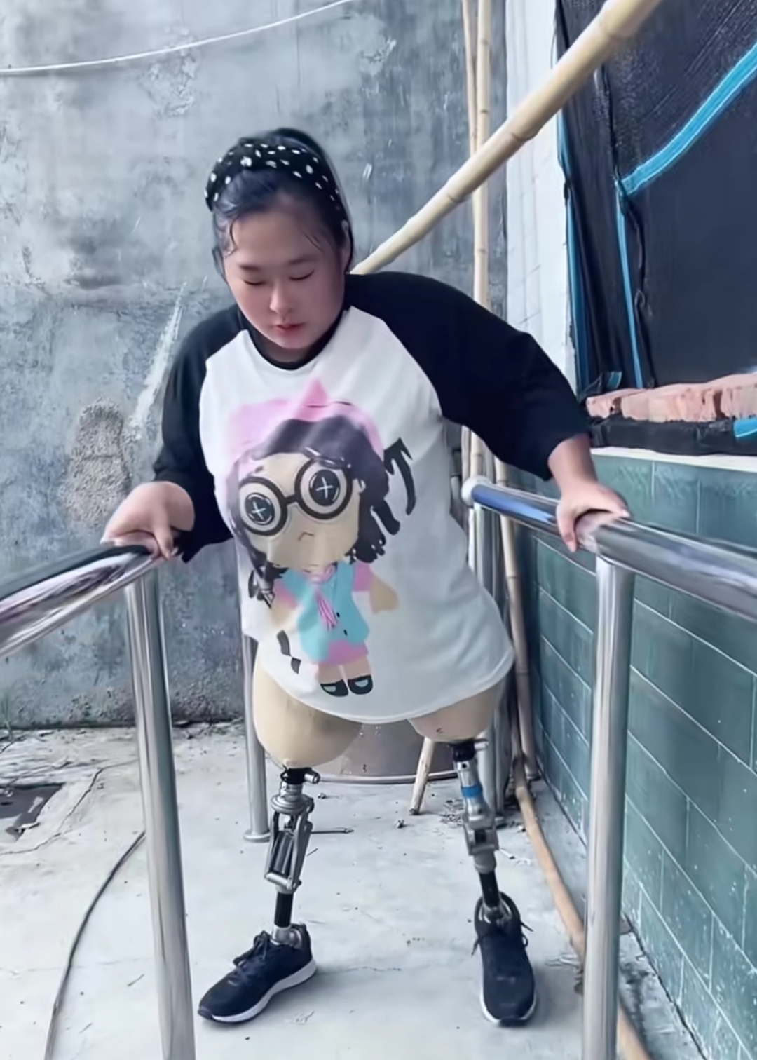 女子本弱为母则刚,图片中是个单亲妈妈,大家可