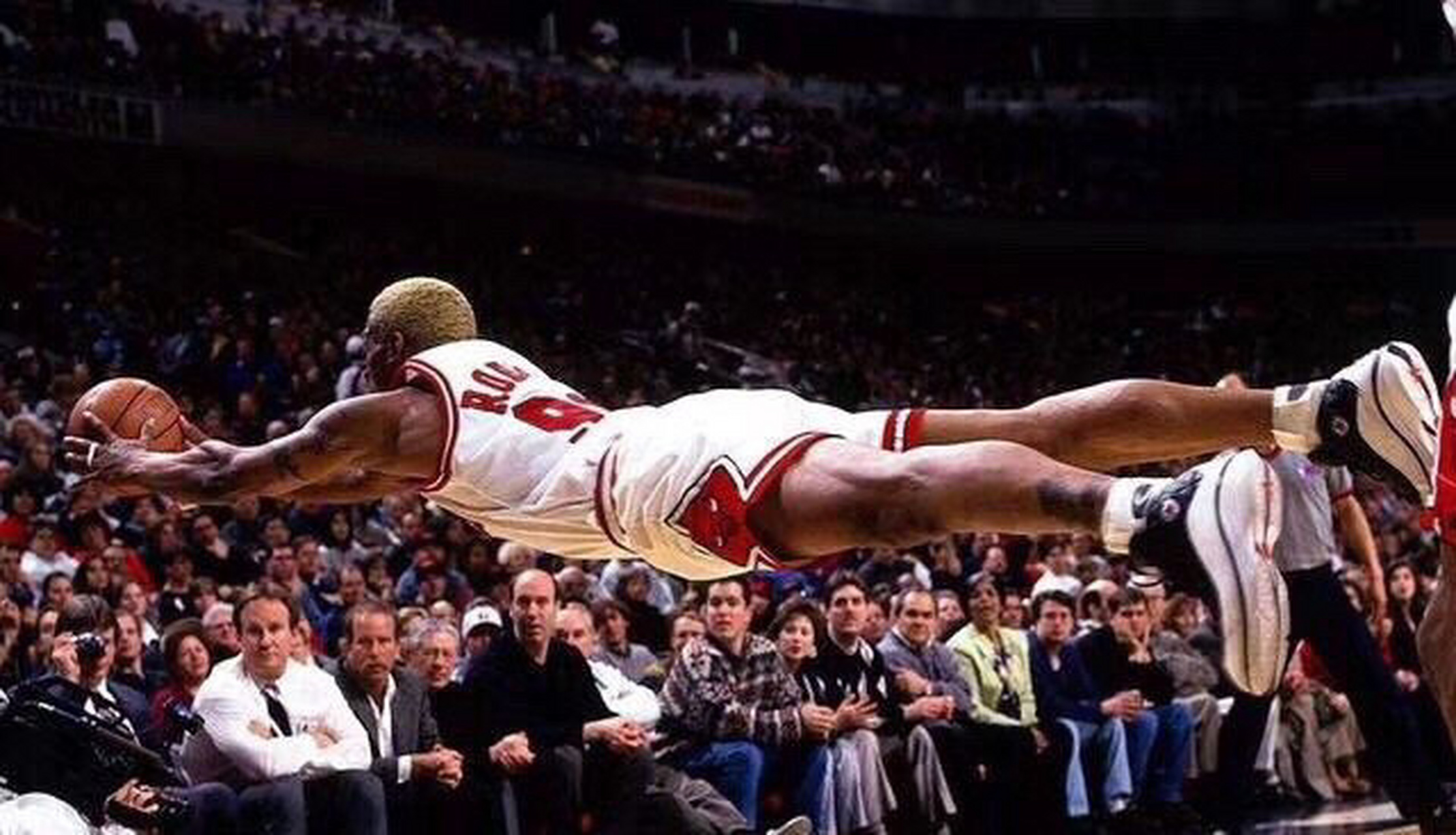 那年罗德曼35岁零285天,罗德曼飞身去抓这个篮板球,那时公牛85比65