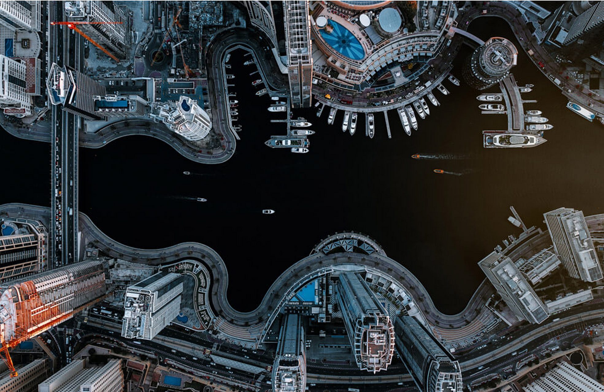 无人机拍摄到的美丽照片:迪拜码头 这张照片是迪拜码头的鸟瞰图,它