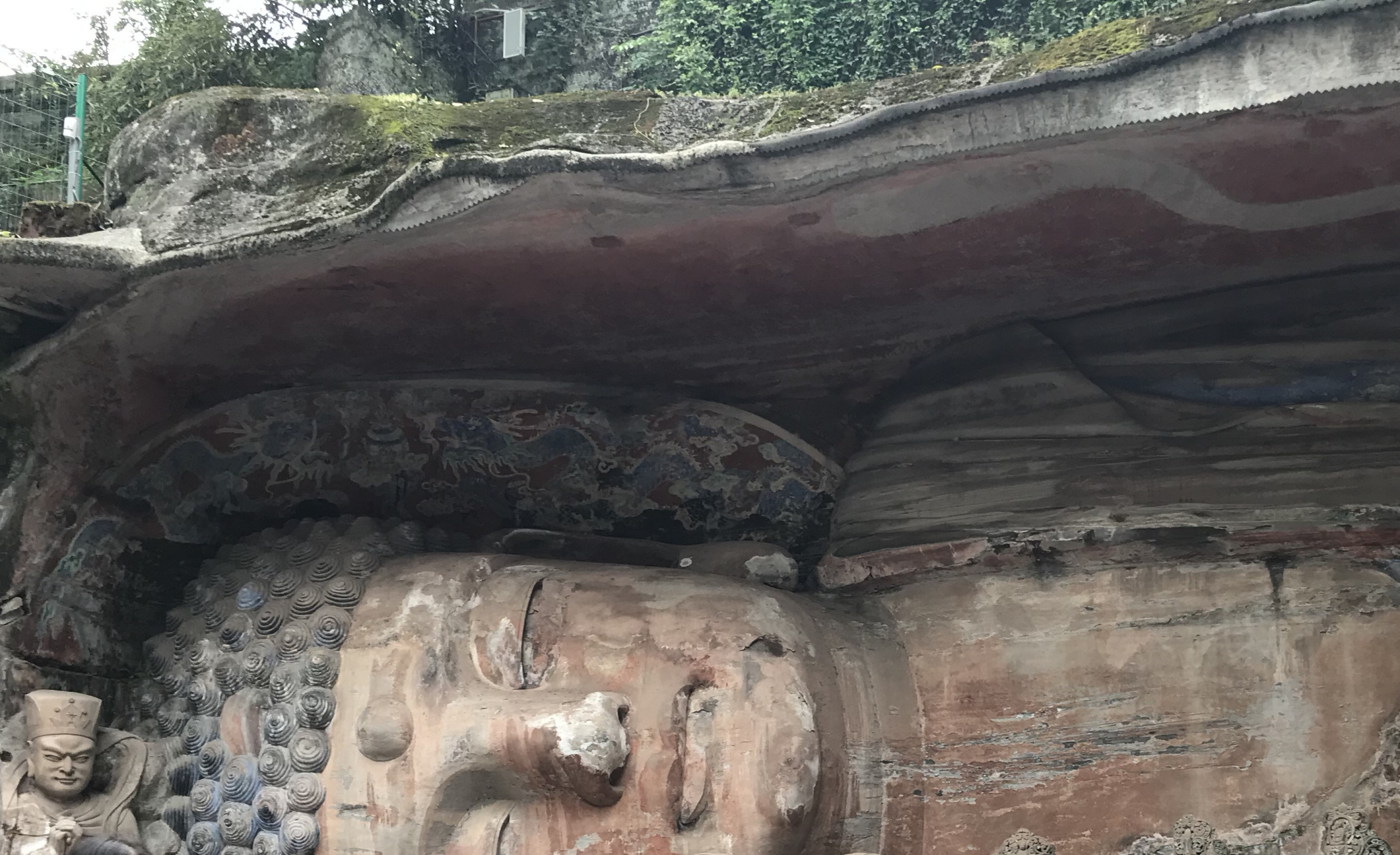 重庆四季好风光# 在重庆大足石刻宝顶山景区,一尊卧佛引起了我的棺ⅱ