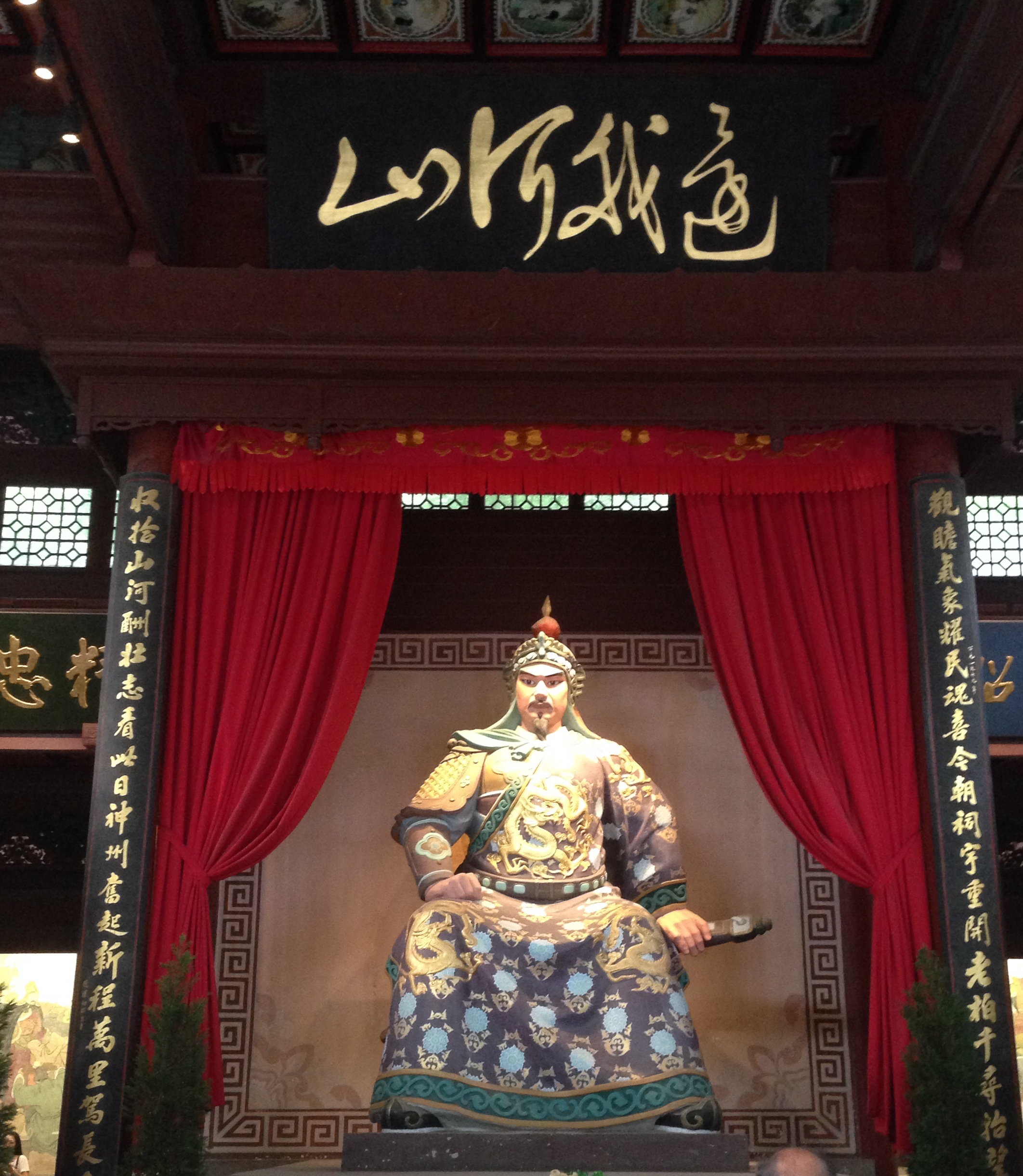 城市点评# 参观杭州市的岳王庙,正殿内的岳飞像英姿勃发,上方四个大