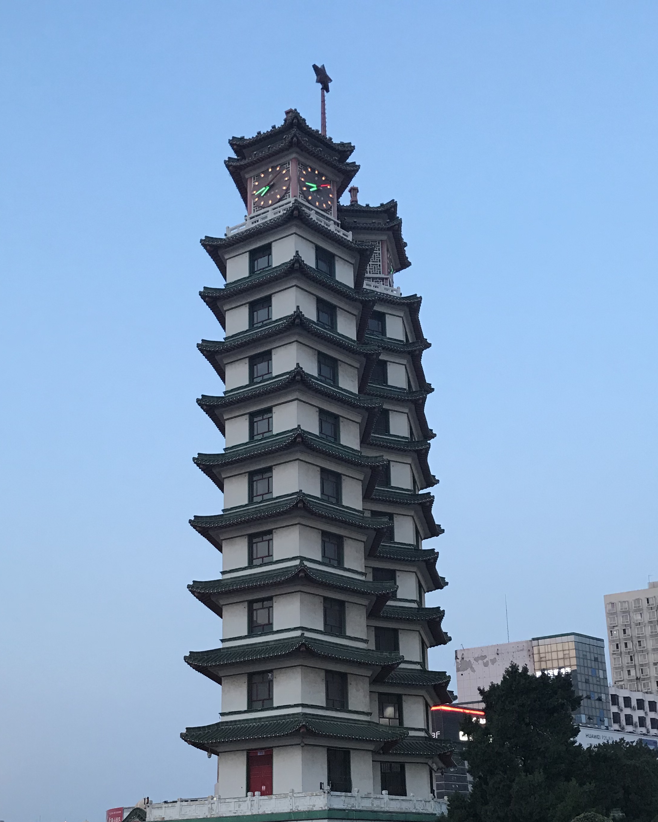 二七纪念塔,是一座建筑独特的仿古连体双塔,是为纪念1923年2月7日