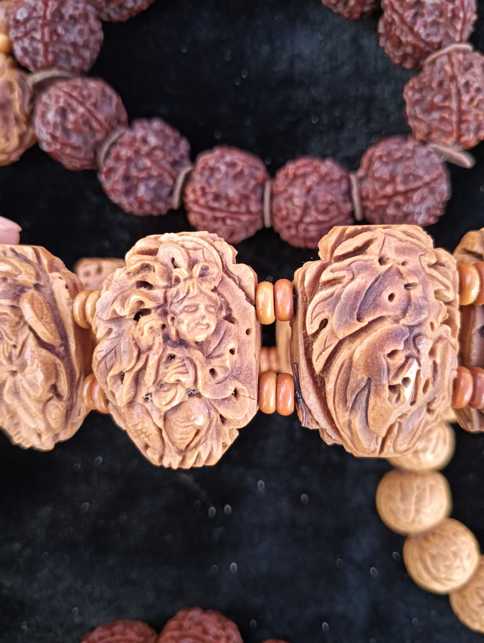 八仙桃核雕刻手串