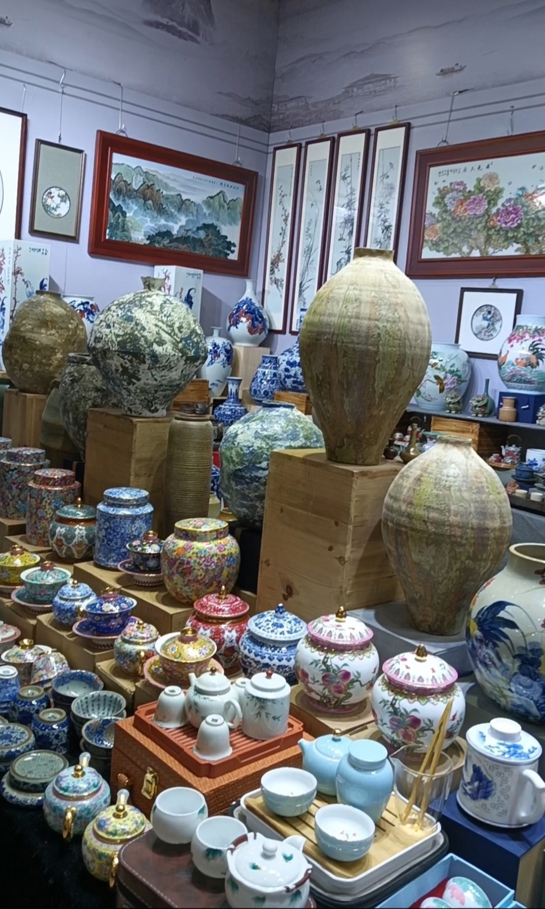景德镇是名列中国六大窑系,瓷器以白瓷为闻名,素有"白如玉,明如镜
