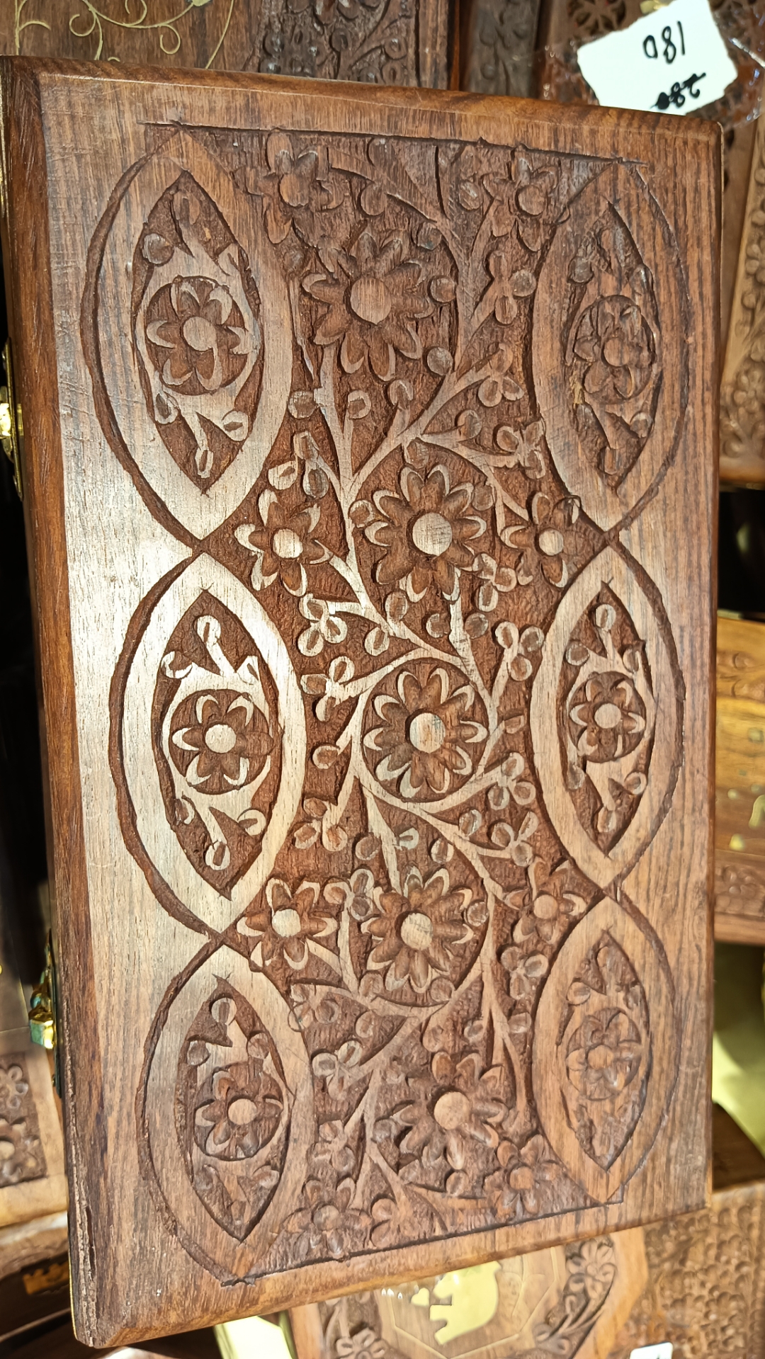 印度花梨木,纹路清晰,颜色漂亮,适合制作高档家具,首饰盒,果盘