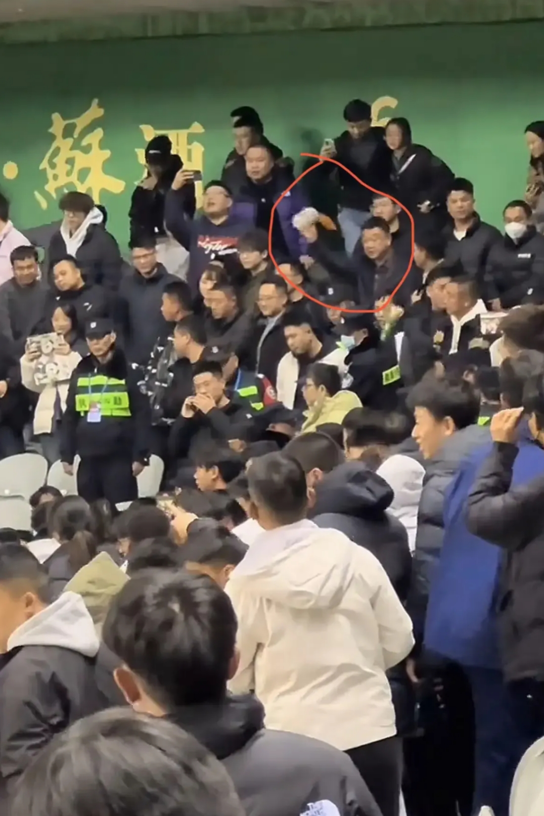 球迷看球名场面：太疯了！ 